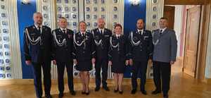 Zdjęcia przedstawiają mianowanych i odznaczonych policjantów, parlamentarzystów, przedstawicieli władz samorządowych oraz zaproszonych gości i rodziny policjantów.