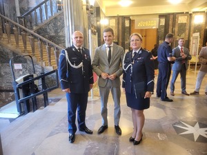 Zdjęcia przedstawiają mianowanych i odznaczonych policjantów, parlamentarzystów, przedstawicieli władz samorządowych oraz zaproszonych gości i rodziny policjantów.