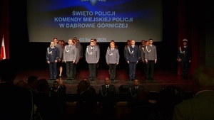 Zdjęcia przedstawiają mianowanych i odznaczonych policjantów, parlamentarzystów, przedstawicieli władz samorządowych oraz zaproszonych gości i rodziny policjantów.