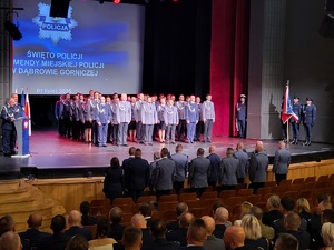 Zdjęcia przedstawiają mianowanych i odznaczonych policjantów, parlamentarzystów, przedstawicieli władz samorządowych oraz zaproszonych gości i rodziny policjantów.