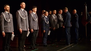Zdjęcia przedstawiają mianowanych i odznaczonych policjantów, parlamentarzystów, przedstawicieli władz samorządowych oraz zaproszonych gości i rodziny policjantów.