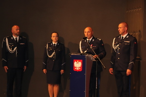 Zdjęcia przedstawiają mianowanych i odznaczonych policjantów, parlamentarzystów, przedstawicieli władz samorządowych oraz zaproszonych gości i rodziny policjantów.
