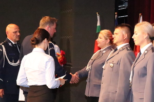 Zdjęcia przedstawiają mianowanych i odznaczonych policjantów, parlamentarzystów, przedstawicieli władz samorządowych oraz zaproszonych gości i rodziny policjantów.
