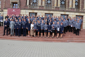 Zdjęcia przedstawiają mianowanych i odznaczonych policjantów, parlamentarzystów, przedstawicieli władz samorządowych oraz zaproszonych gości i rodziny policjantów.