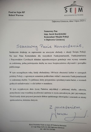 Zdjęcia przedstawiają życzenia dla dąbrowskich funkcjonariuszy oraz pracowników cywilnych z okazji Święta Policji.