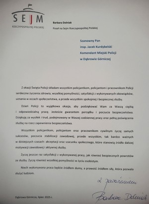 Zdjęcia przedstawiają życzenia dla dąbrowskich funkcjonariuszy oraz pracowników cywilnych z okazji Święta Policji.
