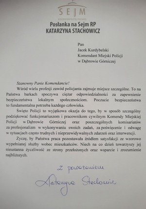 Zdjęcia przedstawiają życzenia dla dąbrowskich funkcjonariuszy oraz pracowników cywilnych z okazji Święta Policji.