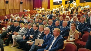 zdjęcia przedstawiają mianowanych funkcjonariuszy oraz zaproszonych gości