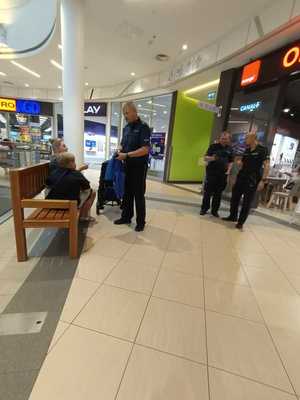 Na zdjęciach funkcjonariusze policji wręczający elementy odblaskowe dzieciom podczas półkolonii letnich.