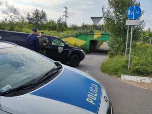 Umundurowani Policjanci i funkcjonariusze Straży Rybackiej. w trakcie kontroli zbiorników wodnych Pogoria 1-4
