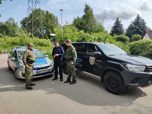 Umundurowani Policjanci i funkcjonariusze Straży Rybackiej. w trakcie kontroli zbiorników wodnych Pogoria 1-4