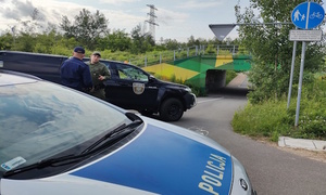 Umundurowani Policjanci i funkcjonariusze Straży Rybackiej. w trakcie kontroli zbiorników wodnych Pogoria 1-4