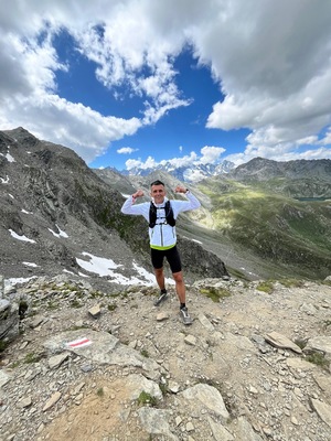 Mężczyzna na tle gór.