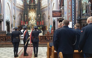 Umundurowani policjanci na mszy świętej w kościele.