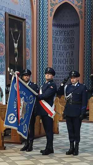 Umundurowani policjanci na mszy świętej w kościele.