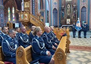 Umundurowani policjanci na mszy świętej w kościele.
