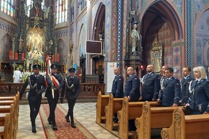 Umundurowani policjanci na mszy świętej w kościele.