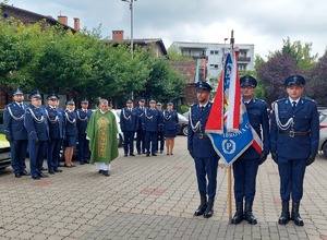 Umundurowani policjanci na mszy świętej w kościele.
