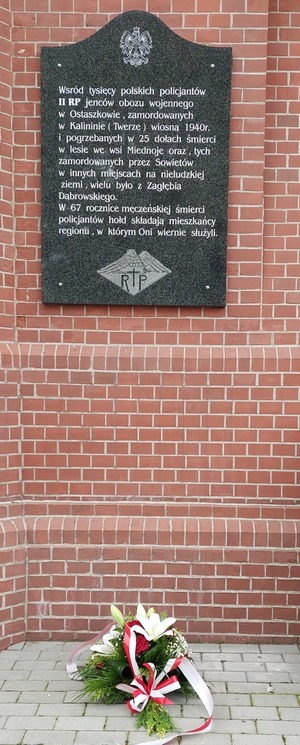 Umundurowani policjanci na mszy świętej w kościele.