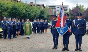 Umundurowani policjanci na mszy świętej w kościele.