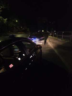 Na zdjęciach widać kontrolowany pojazd, osoby z interwencji oraz policjantów wykonujących czynności służbowe