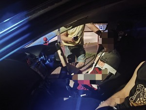 Na zdjęciach widać kontrolowany pojazd, osoby z interwencji oraz policjantów wykonujących czynności służbowe