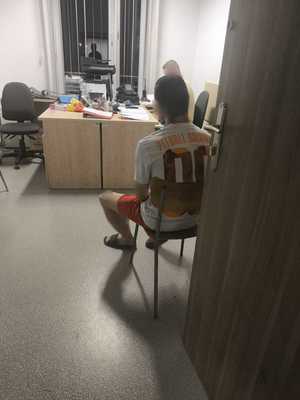 Na zdjęciach widać kontrolowany pojazd, osoby z interwencji oraz policjantów wykonujących czynności służbowe