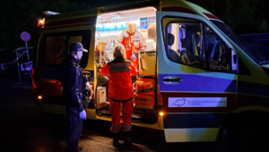 Na zdjęciach widać bagno, policjantów oraz zespół ratownictwa medycznego, który udziela pomocy mężczyźnie