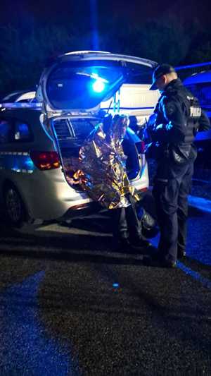 Na zdjęciach widać bagno, policjantów oraz zespół ratownictwa medycznego, który udziela pomocy mężczyźnie