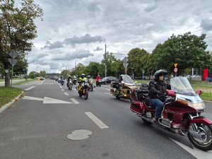 Na zdjęciach widać uczestników Motoserce 2025 oraz policjantów zabezpieczających imprezę.