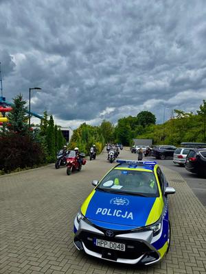 Na zdjęciach widać uczestników Motoserce 2025 oraz policjantów zabezpieczających imprezę.