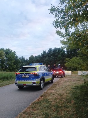 Na zdjęciach widać policjantów prowadzących działania mające na celu bezpieczeństwo ludzi oraz ochronę środowiska.