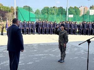 Umundurowani policjanci i kadeci na uroczystym rozpoczęciu roku szkolnego.