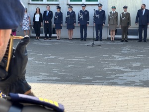 Umundurowani policjanci i kadeci na uroczystym rozpoczęciu roku szkolnego.
