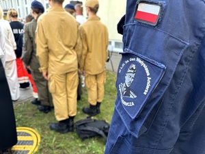 Umundurowani policjanci i kadeci na uroczystym rozpoczęciu roku szkolnego.