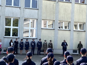 Umundurowani policjanci i kadeci na uroczystym rozpoczęciu roku szkolnego.