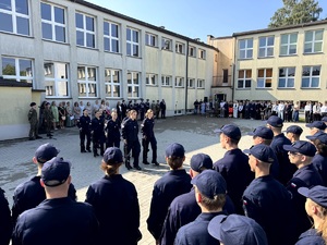 Umundurowani policjanci i kadeci na uroczystym rozpoczęciu roku szkolnego.