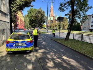 Umundurowani policjanci i radiowozy oznakowane podczas działań „Bezpieczna droga do szkoły”