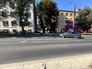 Umundurowani policjanci i radiowozy oznakowane podczas działań „Bezpieczna droga do szkoły”