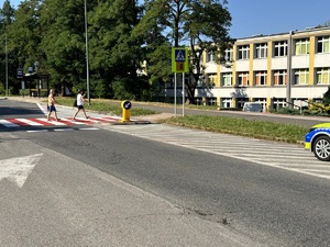 Umundurowani policjanci i radiowozy oznakowane podczas działań „Bezpieczna droga do szkoły”