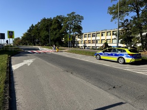 Umundurowani policjanci i radiowozy oznakowane podczas działań „Bezpieczna droga do szkoły”