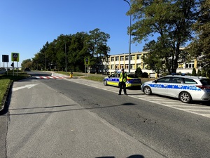 Umundurowani policjanci i radiowozy oznakowane podczas działań „Bezpieczna droga do szkoły”