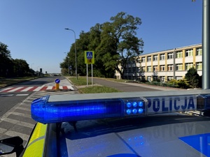 Umundurowani policjanci i radiowozy oznakowane podczas działań „Bezpieczna droga do szkoły”
