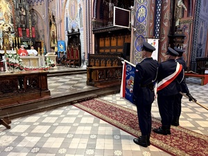 Umundurowani policjanci oraz kadeci ze szkoły mundurowej podczas uroczystej mszy świętej w kościele.