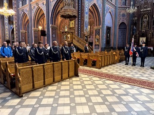 Umundurowani policjanci oraz kadeci ze szkoły mundurowej podczas uroczystej mszy świętej w kościele.