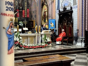 Umundurowani policjanci oraz kadeci ze szkoły mundurowej podczas uroczystej mszy świętej w kościele.