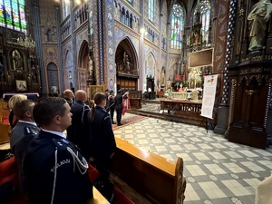 Umundurowani policjanci oraz kadeci ze szkoły mundurowej podczas uroczystej mszy świętej w kościele.