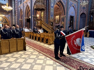 Umundurowani policjanci oraz kadeci ze szkoły mundurowej podczas uroczystej mszy świętej w kościele.