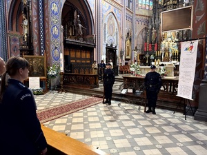 Umundurowani policjanci oraz kadeci ze szkoły mundurowej podczas uroczystej mszy świętej w kościele.