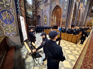Umundurowani policjanci oraz kadeci ze szkoły mundurowej podczas uroczystej mszy świętej w kościele.